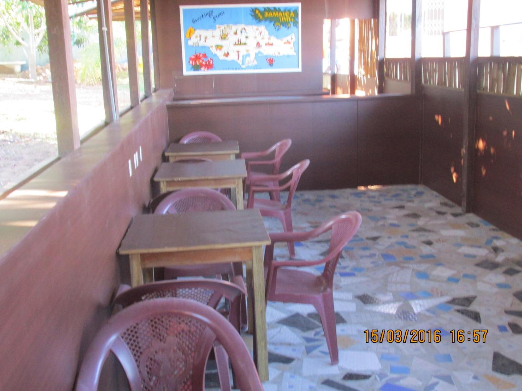 Jamaica Inn Guest House Botianaw Экстерьер фото